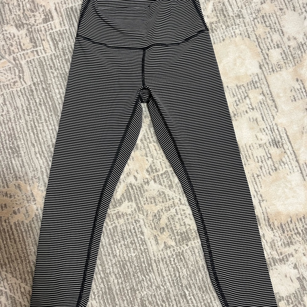 NWOT lululemon black and white striped leggings size 8
